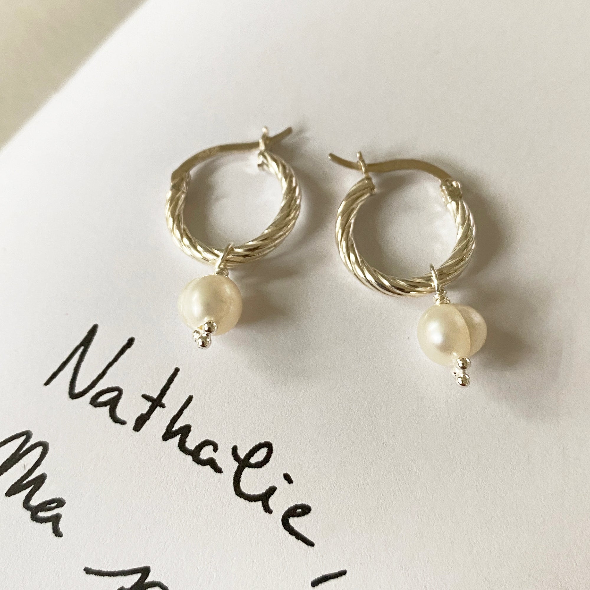 FRESHWATER PEARL ON TWISTED HOOPS