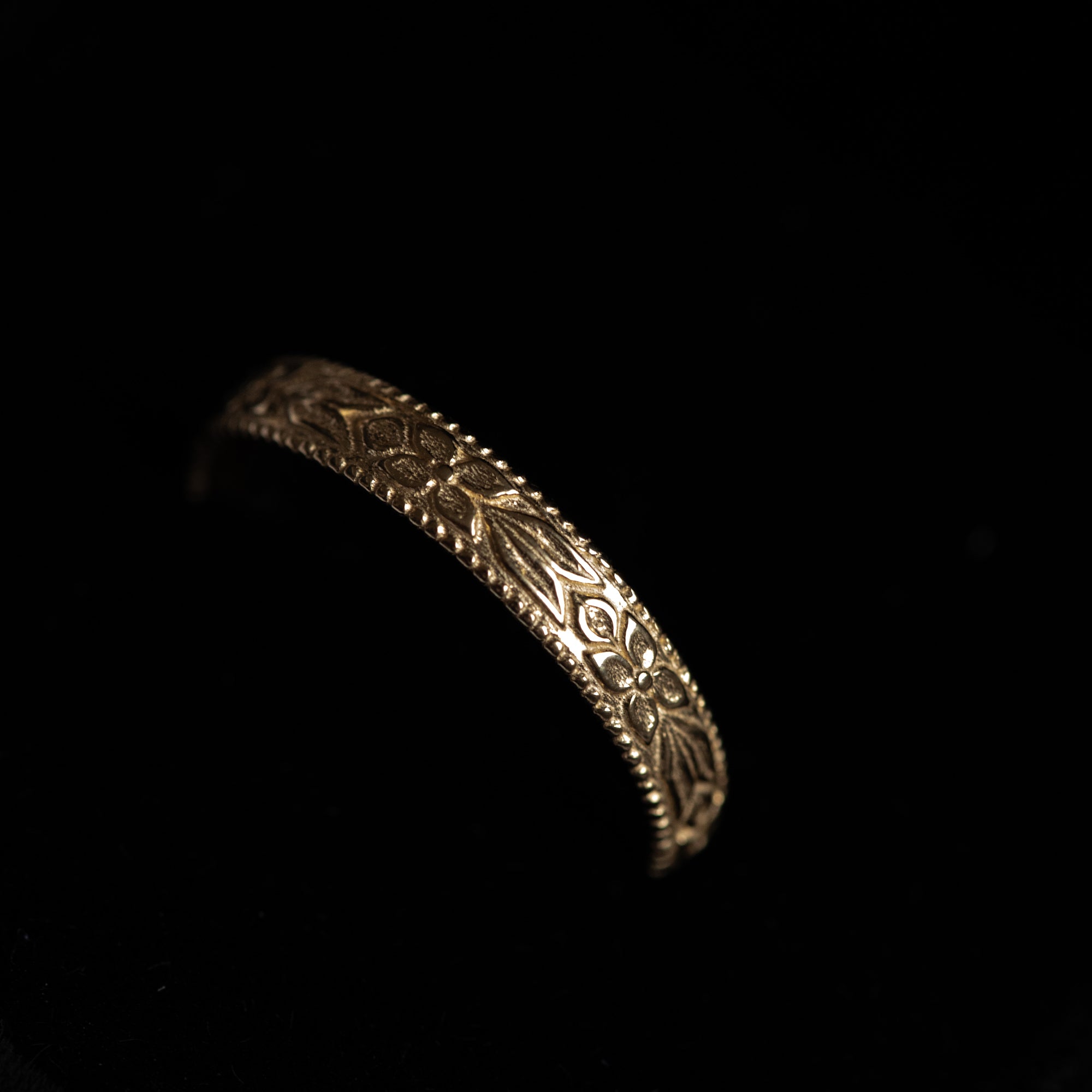 9ct RECYCLED GOLD FLOWER BAND RING