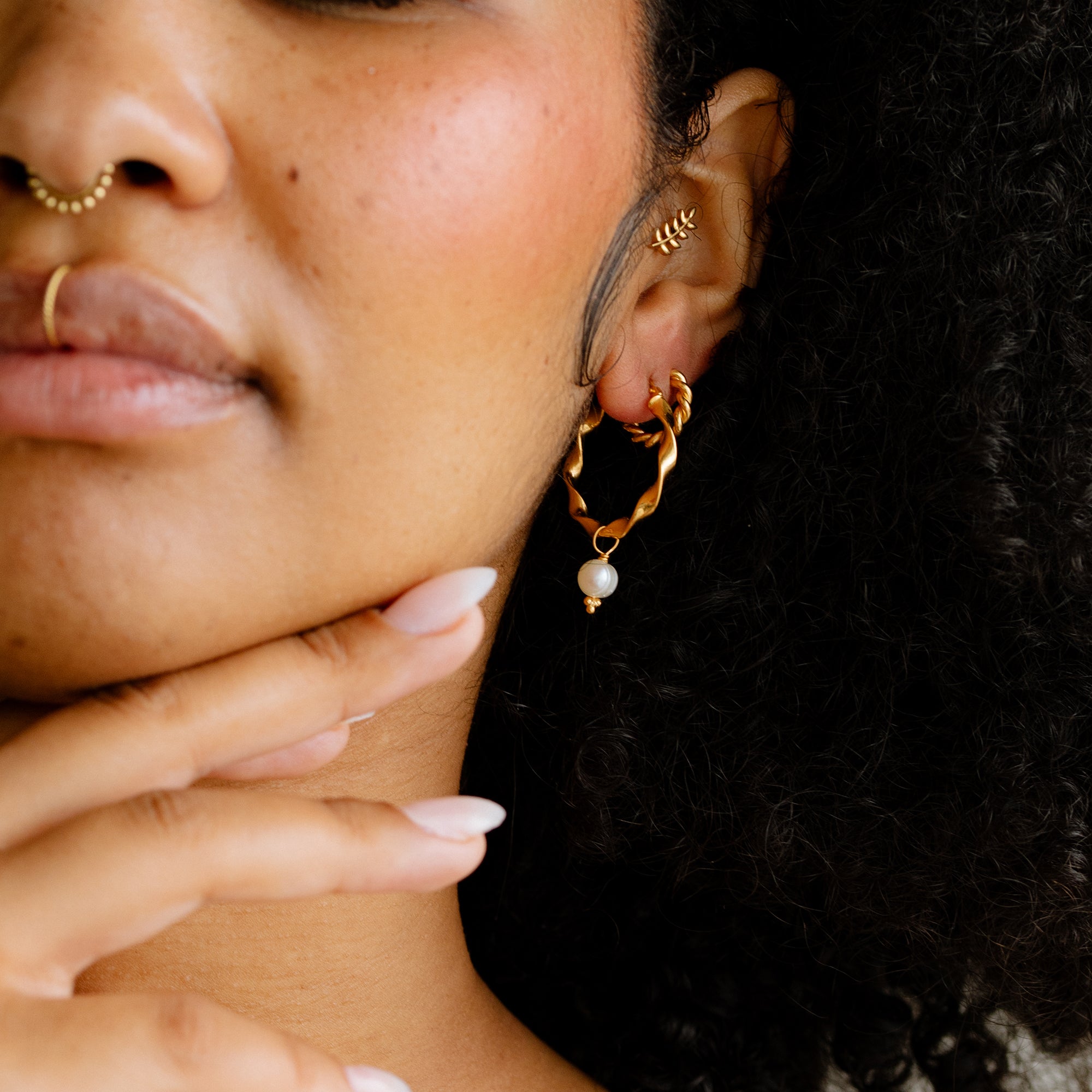 FRESHWATER PEARL RIBBON HOOPS