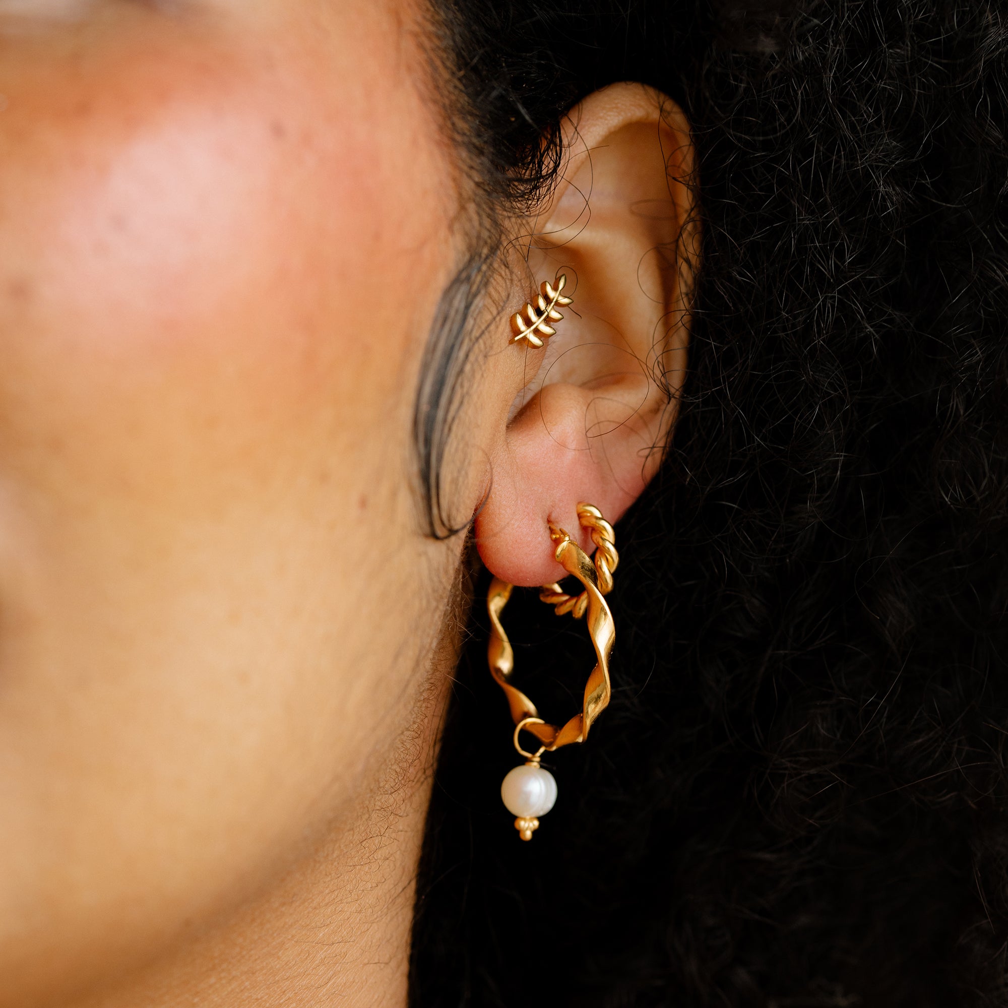 FRESHWATER PEARL RIBBON HOOPS