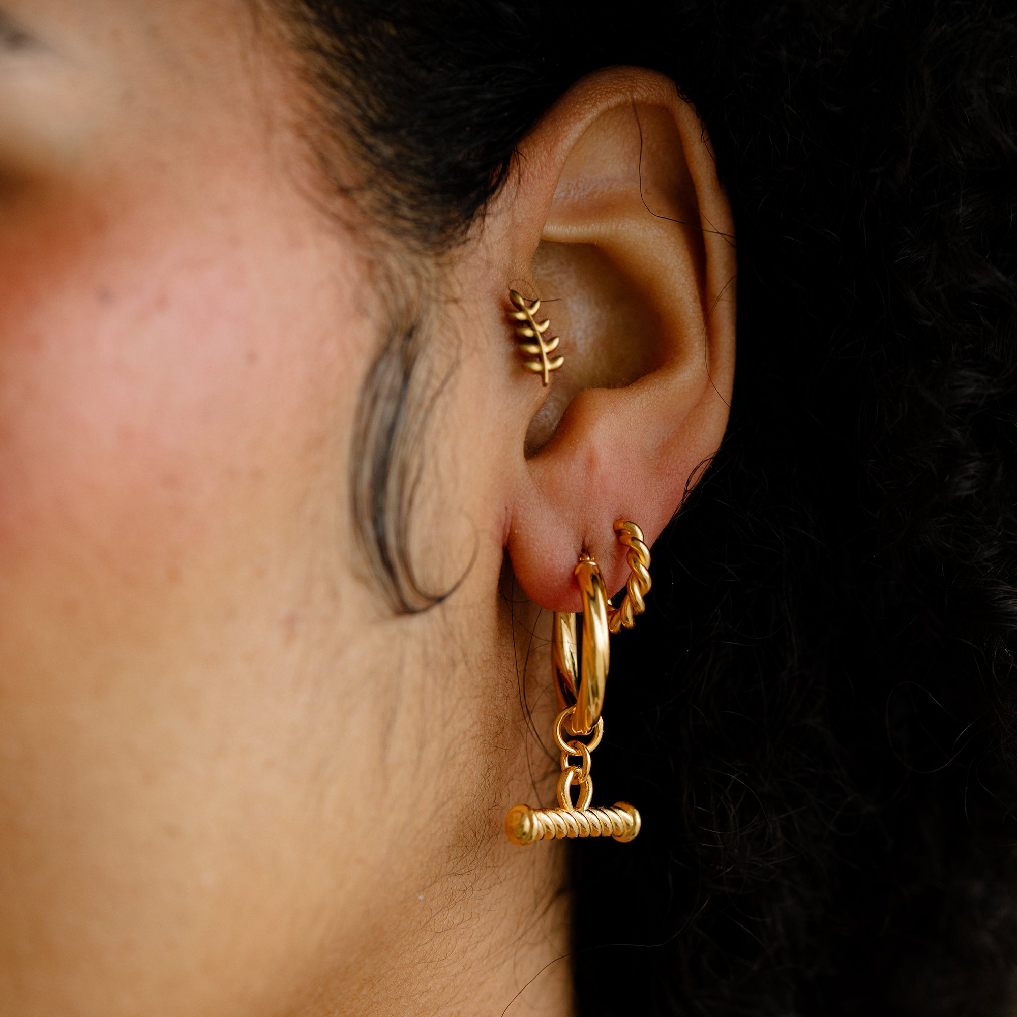 TWISTED T-BAR HOOP EARRINGS