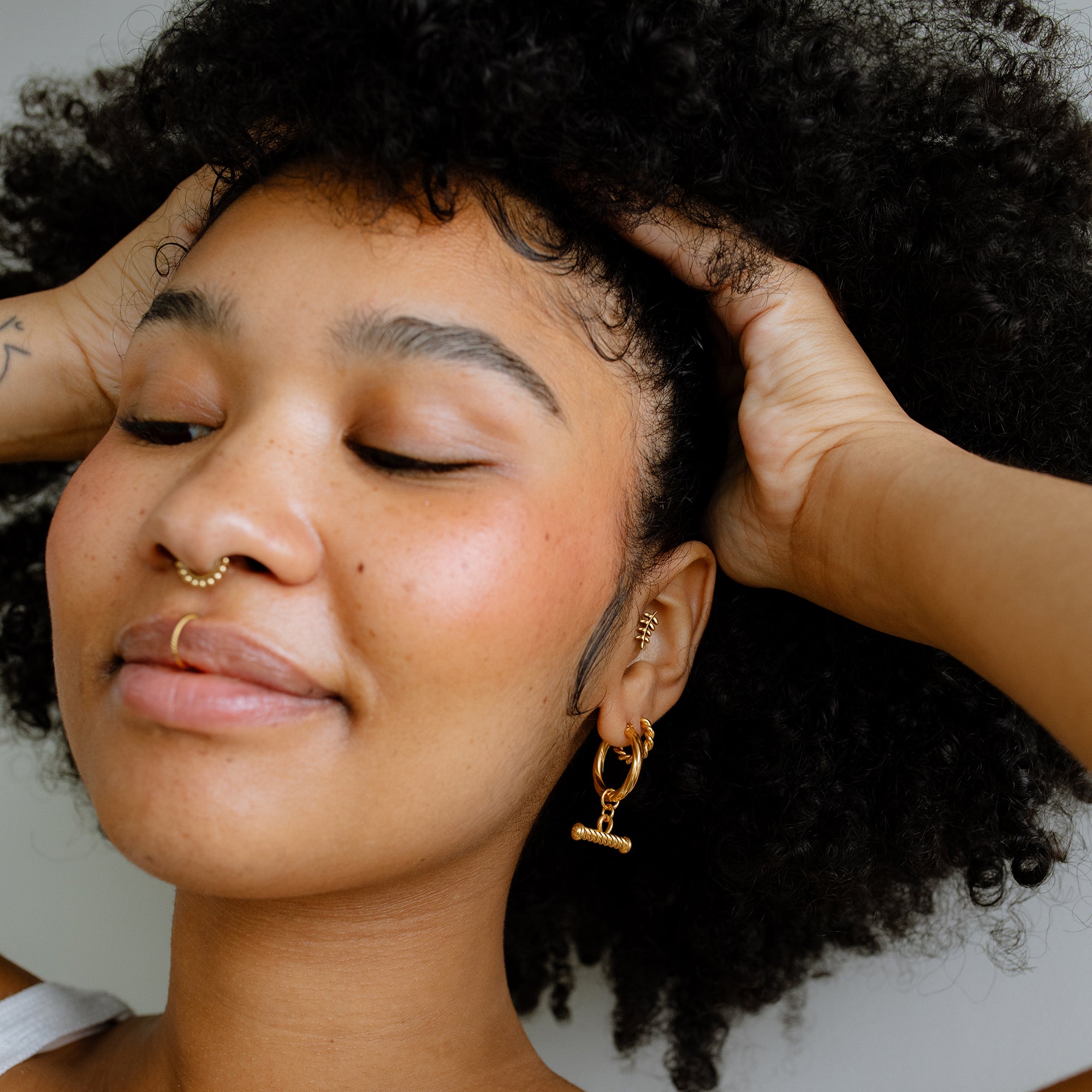TWISTED T-BAR HOOP EARRINGS