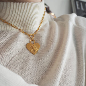 LIONESS HEART ON RECTANGLE CHAIN