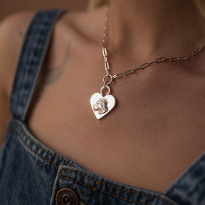 LIONESS HEART ON RECTANGLE CHAIN