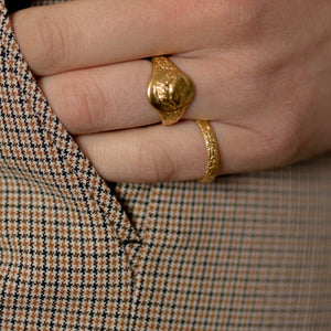 LIONESS SIGNET RING & FLOWER BAND RING